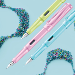 Safari Fountain pen springgreen in the group Pens / Fine Writing / Fountain Pens at Pen Store (129455_r)